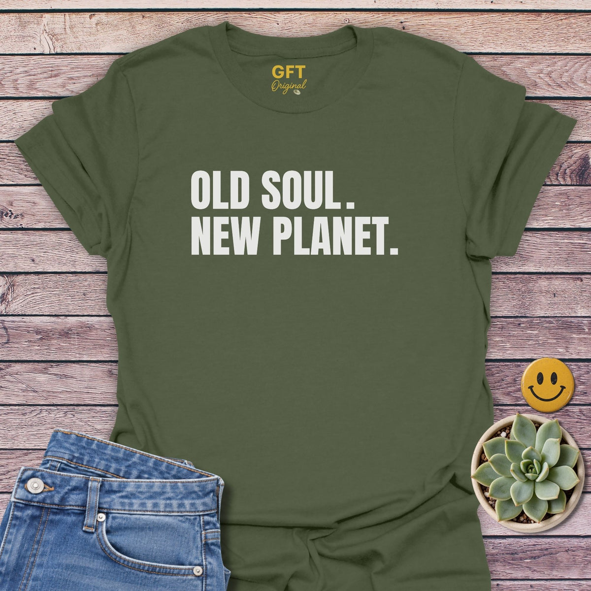 Old Soul. New Planet. T-Shirt in Military Green