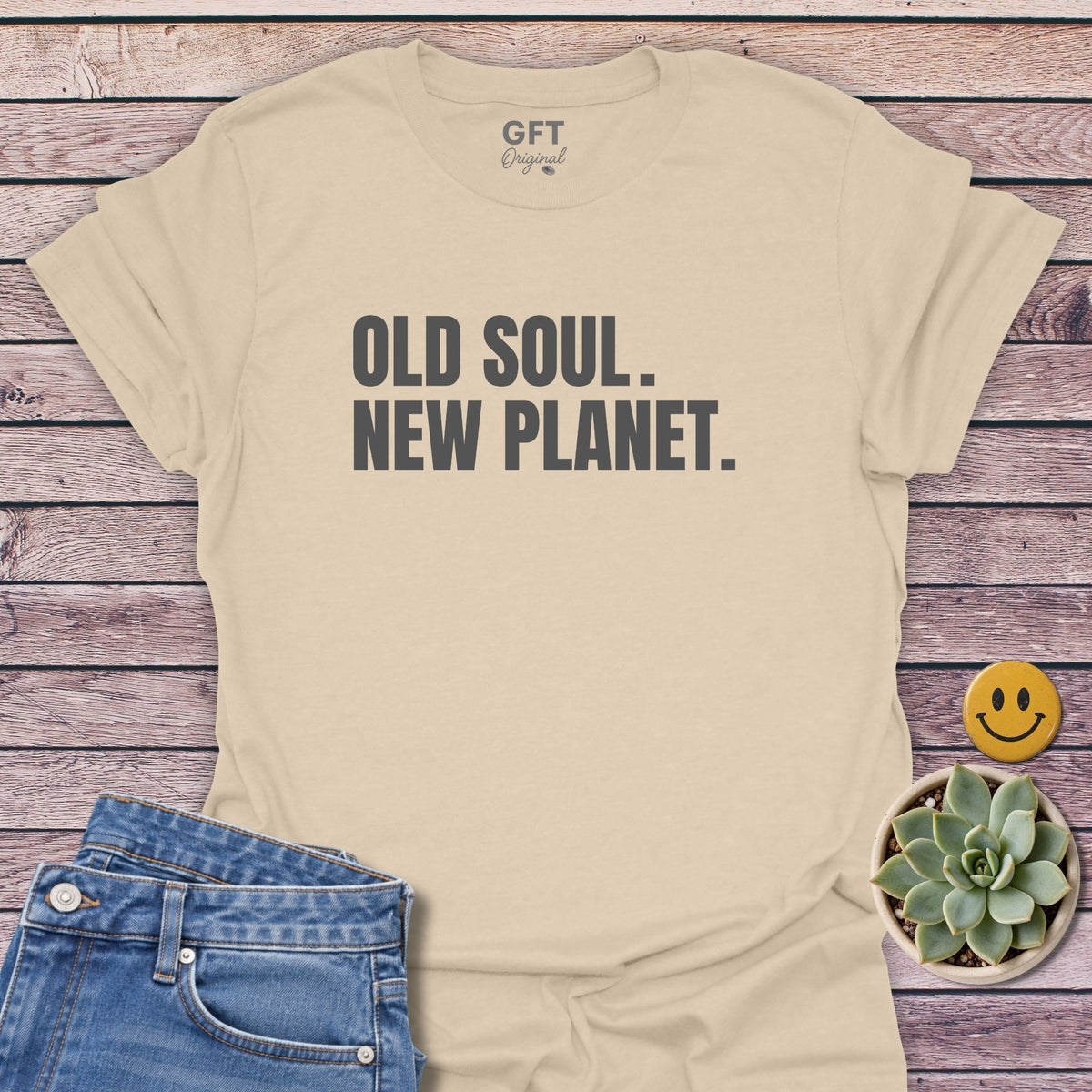 Old Soul. New Planet. T-Shirt in Sand